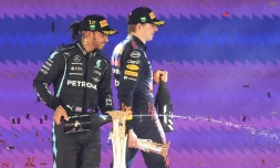 Lewis Hamilton (Mercedes) célÚbre sa victoire au GP d'Arabie saoudite devant Max Verstappen (Red Bull) le 5 décembre 2021 au circuit de Jeddah