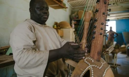 Le frère Marie Firmin joue de la kora dans l'atelier de l'abbaye de Keur Moussa, au Sénégal, le 19 mai 2021