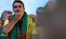 Flavio Bolsonaro participe à un rassemblement de campagne, le 14 octobre 2026 à Porto Alegre au Brésil