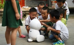 Des enfants de l'école maternelle Yiswind en Chine autour du robot Keeko, le 30 juillet 2018