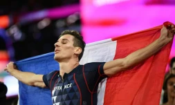 Le Français Pierre-Ambroise Bosse  savoure sa victoire en finale du 800 m aux Mondiaux, le 8 août 2017 à Londres 