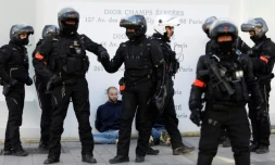 Lors d'une interpellation sur les Champs-Elysées, le 12 février 2022