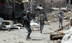 Des soldats des forces irakiennes en patrouille dans la vieille ville de Mossoul, le 15 avrl 2017