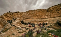 Des membres présumés du groupe Etat islamique fuient le dernier réduit de l'EI à Baghouz dans l'est de la Syrie, le 14 mars 2019