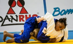 La judoka Priscilla Gneto domine l'Allemande Theresa Stoll en finale des -57 kg aux Championnats d'Europe à Varsovie, le 7 aavril 2017