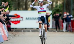 Le Néerlandais Mathieu Van der Poel vainqueur de l'étape de Coupe du monde de cyclo-cross à Anvers, le 23 décembre 2023