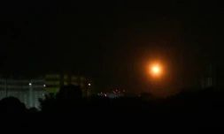 Explosion au-dessus de Kiev pendant une attaque russe de missiles sur la capitale ukrainienne, le 16 mai 2023