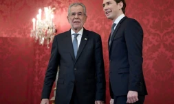 Le président du Parti populaire (OeVP) Sebastian Kurz (d) reçu par le président autrichien Alexander Van der Bellen au Palais Hofburg à Vienne le 20 octobre 2017
