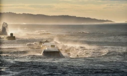 Le rivage balayé par de hautes vagues le 1er mars 2017 à Saint-Jean-de-Luz