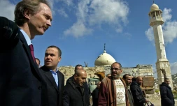 Le diplomate norvégien Geir Pedersen (à gauche) visite la ville dévastée de Bint Jbeil, au Sud-Liban, le 2 mars 2007