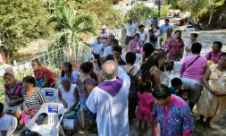 Le pÚre Jesus Mendoza lors d'une messe prÚs d'Acapulco, dans l'Etat de Guerrero, le 14 février 2018