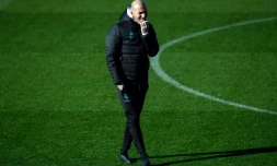 L'entraîneur français du Real Madrid, Zinédine Zidane, attend son équipe sur le terrain de Valdebebas à Madrid, le 26 janvier 2018