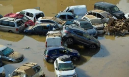 Des voitures empilées à Paiporta, au sud de Valence, dans l'est de l'Espagne, le 6 novembre 2024, à la suite d'inondations meurtrières