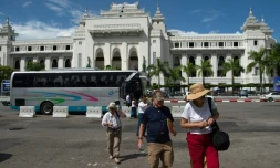 Des touristes marchant devant la mairie de Rangoun, le 12 octobre 2017