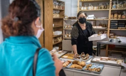 Une juive marocaine achÚte des pùtisseries à la boulangerie casher "Madame Fhal" dans la ville portuaire de Casablanca, dans l?ouest du Maroc, le 11 décembre 2020