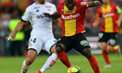 Le Lensois Arthur Yannick Gomis (d) Ă la lutte avec le Dijonnais Wesley Lautoa lors du barrage aller L1-L2, le 30 mai 2019 Ă Lens