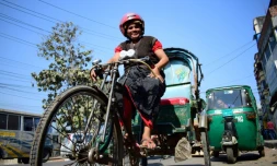Mosammat Jasmine sur son cyclo-rickshaw le 15 janvier 2017 à Chittagong