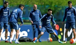 L'attaquant vedette de l'Argentine Lionel Messi (c) lors d'une séance d'entraînement, le 7 octobre 2017 à Ezeiza en Argentine