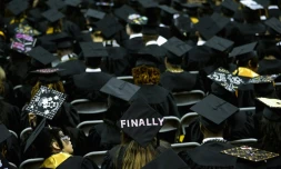 PHOTO D'ILLUSTRATION: des étudiants de Bowie State University pendant la cérémonie de remise des diplÎmes le 17 mai 2013 à College Park, dans le Maryland