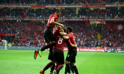 Les joueurs turcs se congratulent après un but de Cenk Tosun face à la Finlande, en qualifications au Mondial-2018, le 24 mars 2017 à Antalya