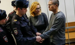 L'ex-ministre russe de l'Economie, Alexeï Oulioukaïev, est menotté par un policier aprÚs avoir été condamné à huit ans de camp pour corruption, le 15 décembre 2017 à Moscou