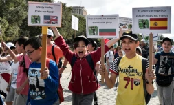 Des écoliers manifestent pour interpeller les gouvernements sur le réchauffement climatique, à Athènes le 17 mai 2019 