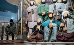 Un visiteur s'assoit près de statuettes représentant des moudjahidine sans visage au "musée du Jihad" dans la province d'Herat, en Afghanistan, le 6 janvier 2026