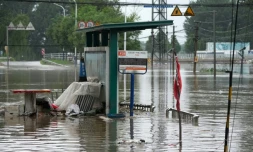 Une station de bus submergée prÚs d'une riviÚre en crue, aprÚs de fortes pluies dans le district de Fangshan à Pékin, le 31 juillet 2023