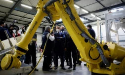 Emmanuel Macron visite les ateliers de Sileane qui fabrique des robots à Saint-Etienne dans la Loire le 25 octobre  2021