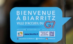 Un autocollant sur une vitre accueille les visiteurs à Biarritz pour le G7, le 23 août 2019