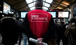 Un employé de la SNCF à la disposition des usagers gare Saint-Lazare à Paris, le 29 avril 2018