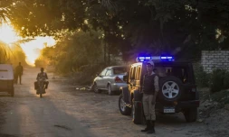 Un policier égyptien monte la garde devant la base aérienne militaire de Kabret, prÚs du canal de Suez, le 31 octobre 2015