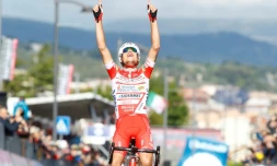 L'Italienb Fausto Masnada franchit la ligne en vainqueur lors de la 6e étape du Giro, le 16 mai 2019 à San Giovanni Rotondo