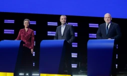 La Danoise Margrethe Vestager (libérale, Alde), l'Allemand Manfred Weber (droite pro-européenne, PPE) et le Néerlandais Frans Timmermans (social-démocrate, PSE), lors d'un débat à Bruxelles le 15 mai 2019