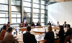 La secrétaire d'État chargée de l'IA et du numérique, Clara Chappaz (c,g), assiste à une réunion avec les autorités et les administrations concernées, le 26 août 2025 à Paris, après la mort en direct du streamer Raphaël Graven, dit Jean Pormanove