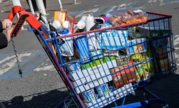 Chaque année, les supermarchés négocient avec leurs fournisseurs les conditions auxquelles ils leur achÚteront, pour l'année à venir, leur production qui garnira les rayons des magasins