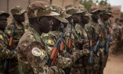 Des soldats maliens lors de la remise pa rl'armée française de la base de Barkhane de Tombouctou à l'armée malienne, le 14 décembre 2021 