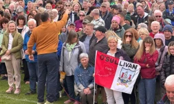 Des participants portant le même nom de Sullivan ou O'Sullivan, rassemblées dans le comté irlandais de Cork pour battre le record du monde du nombre de gens portant le même nom réunis en un seul lieu, le 30 mai 2026 à Castletownbere 