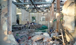 Les décombres d’un hôpital endommagé lors d’une frappe aérienne de la junte à Mrauk U, dans l’ouest de l’État de Rakhine, le 11 décembre 2025 en Birmanie