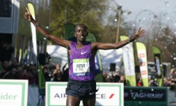 Le Kenyan Cybrian Kotut franchit la ligne d'arrivée du 40e marathon de Paris, le 3 avril 2016