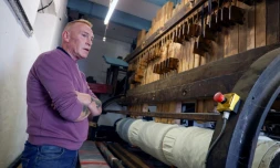 William Smyth dans son atelier de battage de lin, Ă Upperlands, en Irlande du Nord, le 4 septembre 2025