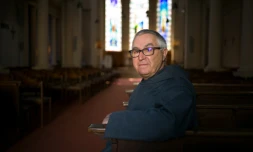 Le prĂȘtre catholique Jean-Philippe Chauveau pose dans l'Ă©glise Saint-CĂ©cile Ă  Boulogne-Billancourt en banlieue parisienne le 28 avril 2016
