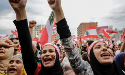 Des Libanaises scandent des slogans lors d'une manifestation sur la place al-Nour Ă Tripoli dans le nord du pays, le 23 octobre 2019, au septiĂšme jour de protestation contre les hausses d'impĂŽts et la corruption officielle