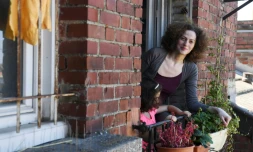 La rĂ©fugiĂ©e syrienne Dunia al-Dahhan Ă la fenĂȘtre de son appartement, le 26 avril 2020 Ă Clamart, prĂšs de Paris