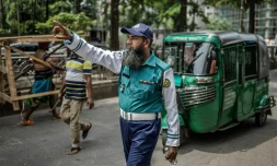 Un policier régule la circulation à Dacca, le 12 août 2024 au Bangladesh