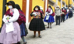 Une file d'attente devant une banque dans la ville de Puno, le 4 mai 2020
