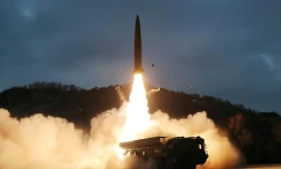 Image prise le 27 janvier et transmise le 28 janvier 2022 par l'agence nord-coréenne Kcna d'un tir de missile nord-coréen dans un endroit non précisé