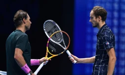 Daniil Medvedev (à droite) et Rafael Nadal au terme de leur match de demi-finale des Masters à Londres, le 21 novembre 2020