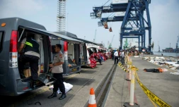 Des ambulances positionnées sur un quai du port de Jakarta pour emporter les corps des victimes du vol Lion Air récupérés par les secouristes