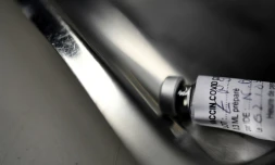 Un flacon vide du vaccin contre le Covid-19 de  Pfizer-BioNtech le 2 mars 2021 à Garlan, dans l'ouest de la France